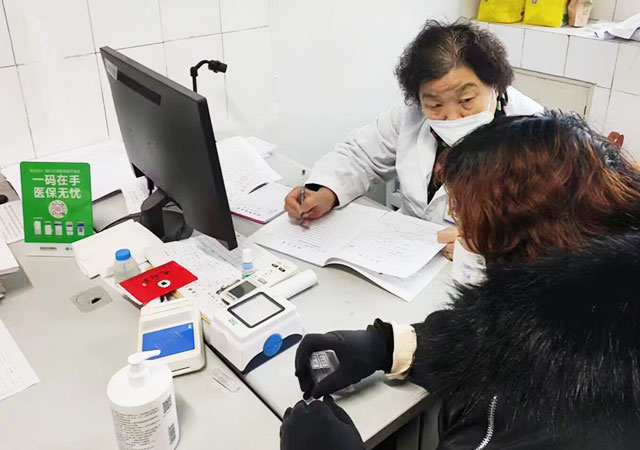 高新区残联携手济南神康医院走进遥墙社区为精神残疾人发药